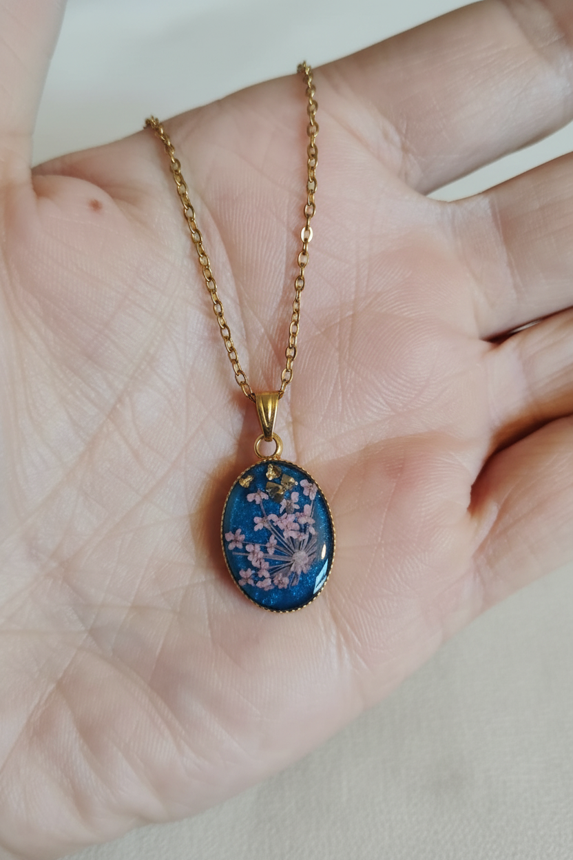 Collar botánico con flores rosas y blancas - imagen mejorada