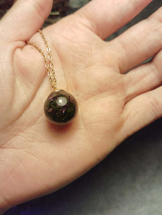 Delicate botanical moss necklace 